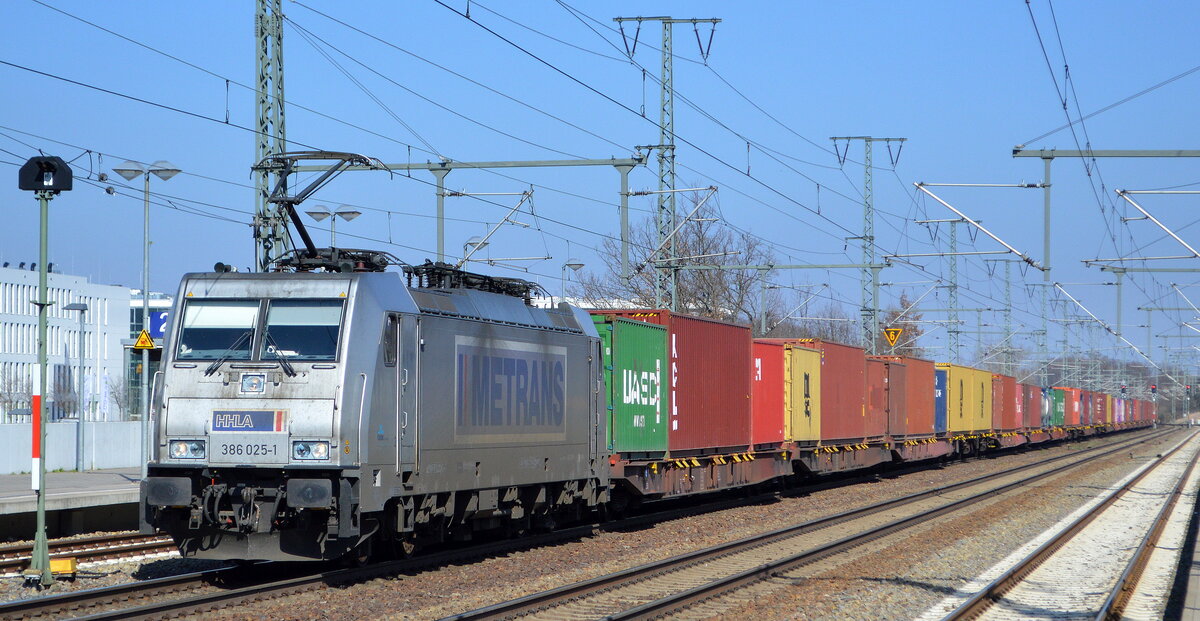 METRANS Rail s.r.o., Praha [CZ] mit  386 025-1  [NVR-Nummer: 91 54 7386 025-1 CZ-MT] und Containerzug am 24.03.22 Durchfahrt Bf. Golm.