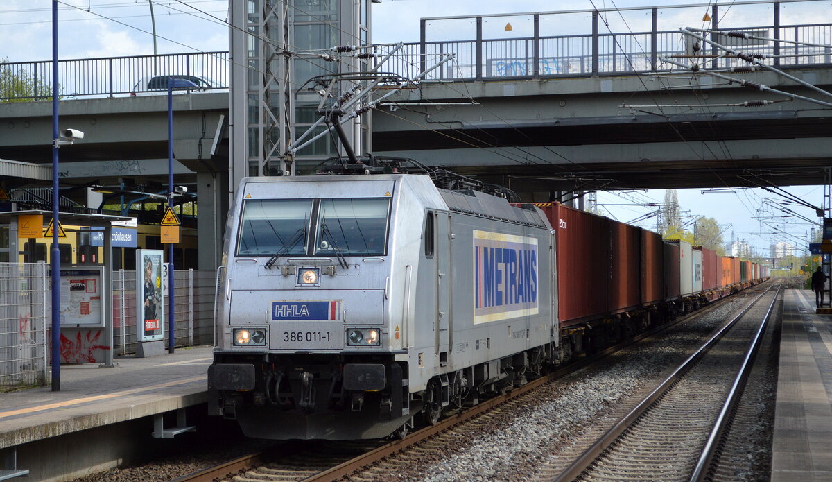 METRANS Rail s.r.o., Praha [CZ] mit  386 011-1  [NVR-Nummer: 91 54 7386 011-1 CZ-MT] und Containerzug am 24.04.22 Durchfahrt Bf. Berlin Hohenschönhausen.