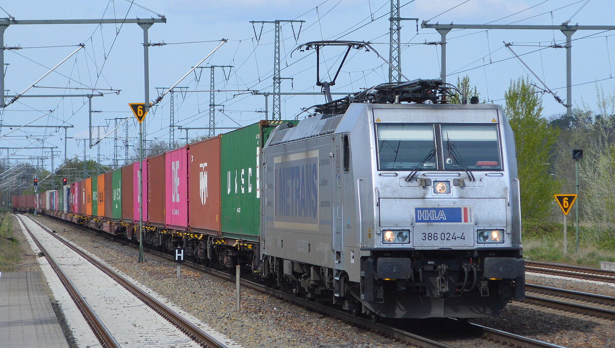METRANS Rail s.r.o., Praha [CZ] mit  386 024-4  [NVR-Nummer: 91 54 7386 024-4 CZ-MT] und Containerzug am 29.04.22 Durchfahrt Bf. Golm.