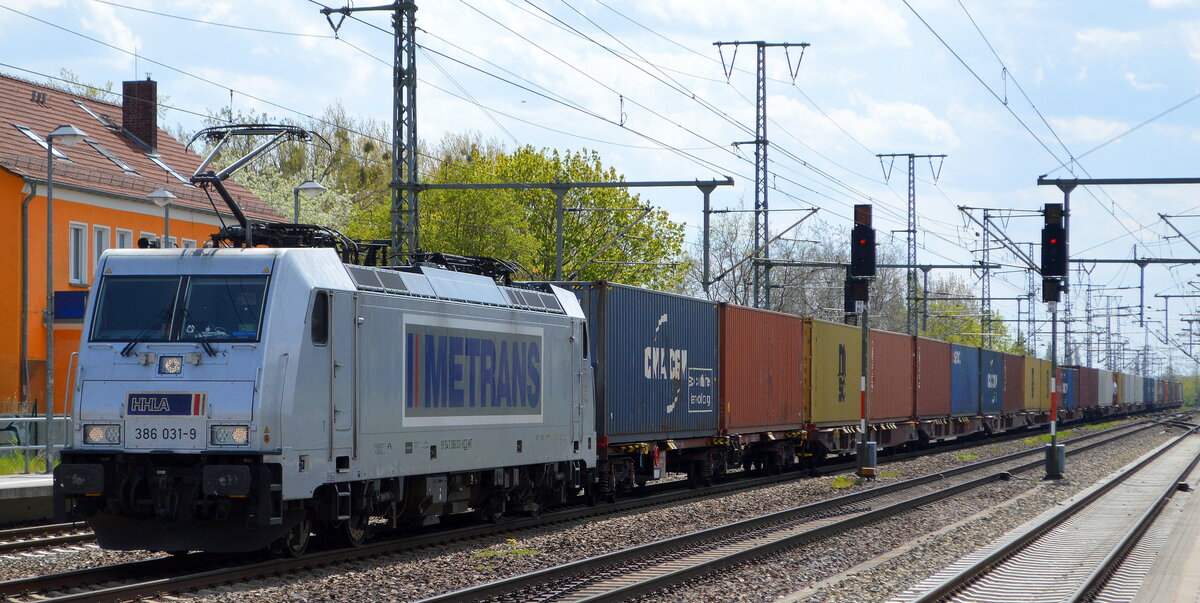 METRANS Rail s.r.o., Praha [CZ]  mit  386 031-9  [NVR-Nummer: 91 54 7386 031-9 CZ-MT] und Containerzug am 27.04.22 Durchfahrt Bf. Golm.