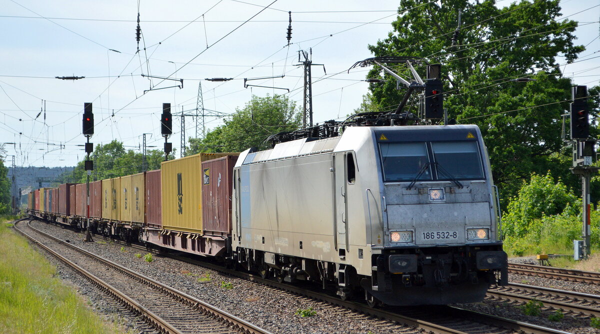 METRANS Rail s.r.o., Praha [CZ] mit der Railpool Lok   186 532-8  [NVR-Nummer: 91 80 6186 532-8 D-RPOOL] und Containerzug am 19.05.22Durchfahrt Bf. Saarmund.