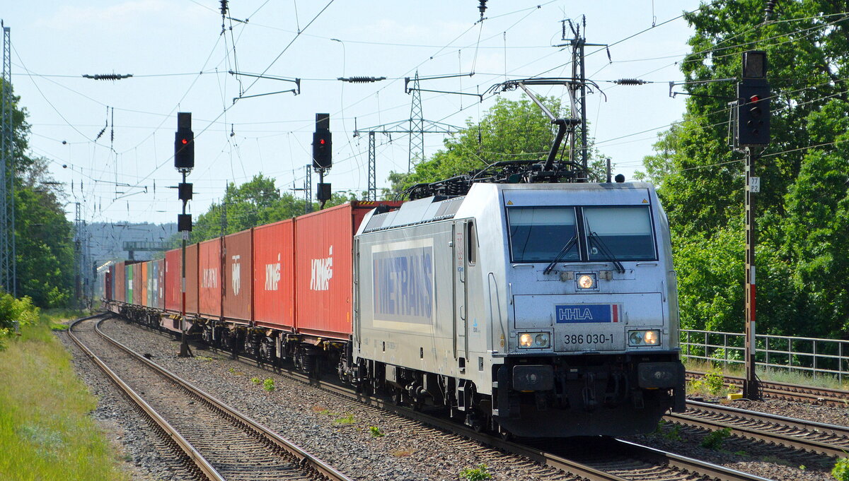 METRANS Rail s.r.o., Praha [CZ] mit  386 030-1  [NVR-Nummer: 91 54 7386 030-1 CZ-MT] und Containerzug am 18.05.22 Durchfahrt Bf. Saarmund.