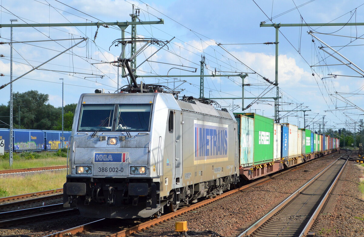 METRANS Rail s.r.o., Praha [CZ] mit  386 002-0  [NVR-Nummer: 91 54 7386 002-0 CZ-MT] und Containerzug am 09.06.22 Durchfahrt Bf. Wittenberge.
