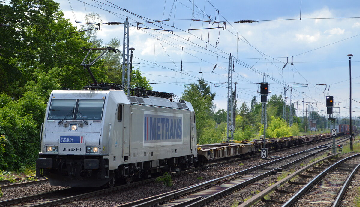 METRANS Rail s.r.o., Praha [CZ] mit  386 021-0  [NVR-Nummer: 91 54 7386 021-0 CZ-MT] und schwach ausgelastetem KLV-Zug Richtung Frankfurt/Oder am 31.05.22 Berlin Hirschgarten.