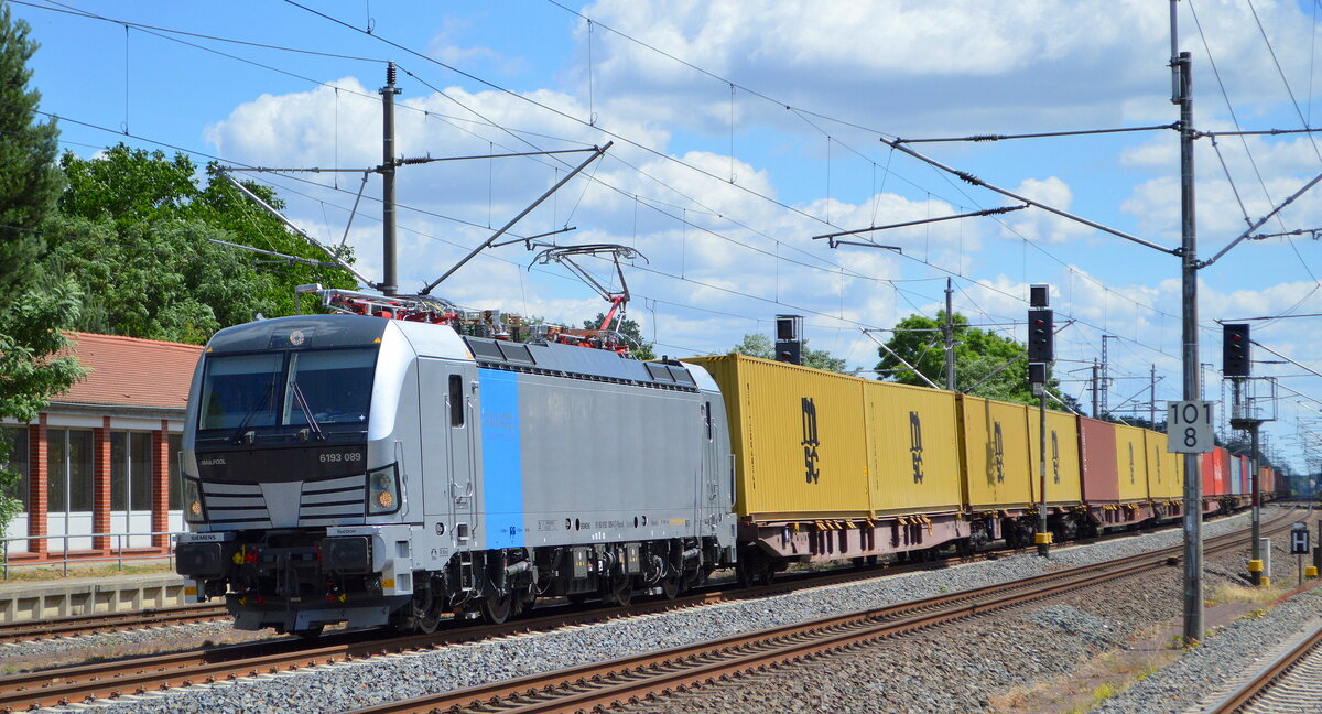 METRANS Rail s.r.o., Praha [CZ] mit der recht neuen Railpool Vectron  6193 089  [NVR-Nummer: 91 80 6193 089-0 D-Rpool] und Containerzug am 04.07.22 Durchfahrt Bahnhof Glöwen.