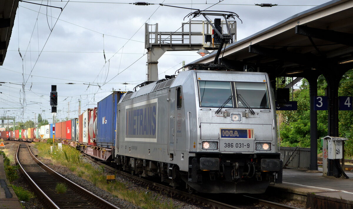 METRANS Rail s.r.o., Praha [CZ] mit  386 031-9  [NVR-Nummer: 91 54 7386 031-9 CZ-MT] und Containerzug am 08.07.22 Durchfahrt Bahnhof Magdeburg-Neustadt.