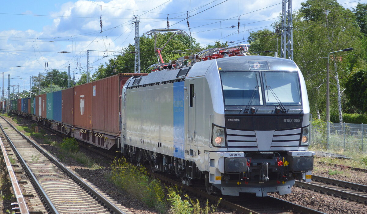 METRANS Rail s.r.o., Praha [CZ] mit der recht neuen Railpool Vectron  6193 089  [NVR-Nummer: 91 80 6193 089-0 D-Rpool] und Containerzug am 11.07.22 Berlin Hirschgarten.