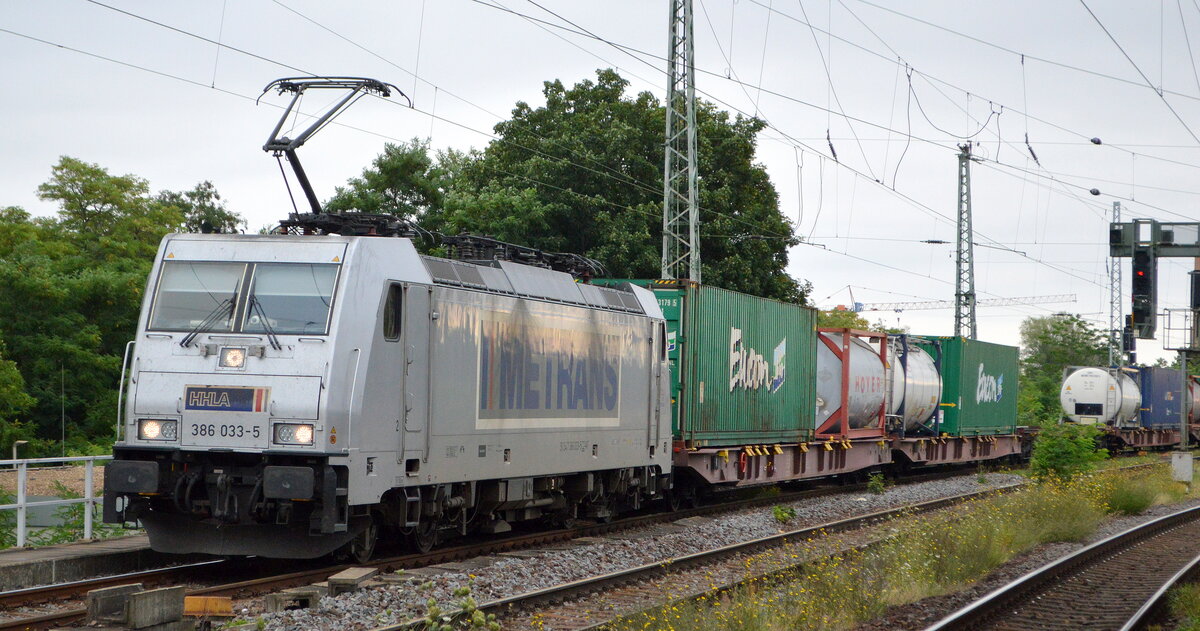 METRANS Rail s.r.o., Praha [CZ] mit  386 033-5  [NVR-Nummer: 91 54 7386 033-5 CZ-MT] und Containerzug am 22.07.22 Vorbeifahrt Bahnhof Magdeburg-Neustadt.