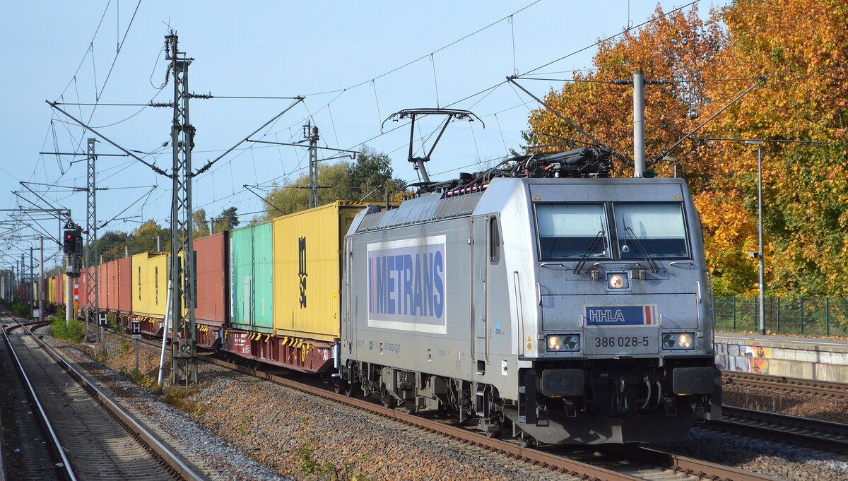 METRANS Rail s.r.o., Praha [CZ] mit  386 028-5  [NVR-Nummer: 91 54 7386 028-5 CZ-MT] und einem Containerzug am 17.10.22 Durchfahrt Bahnhof Brieselang.