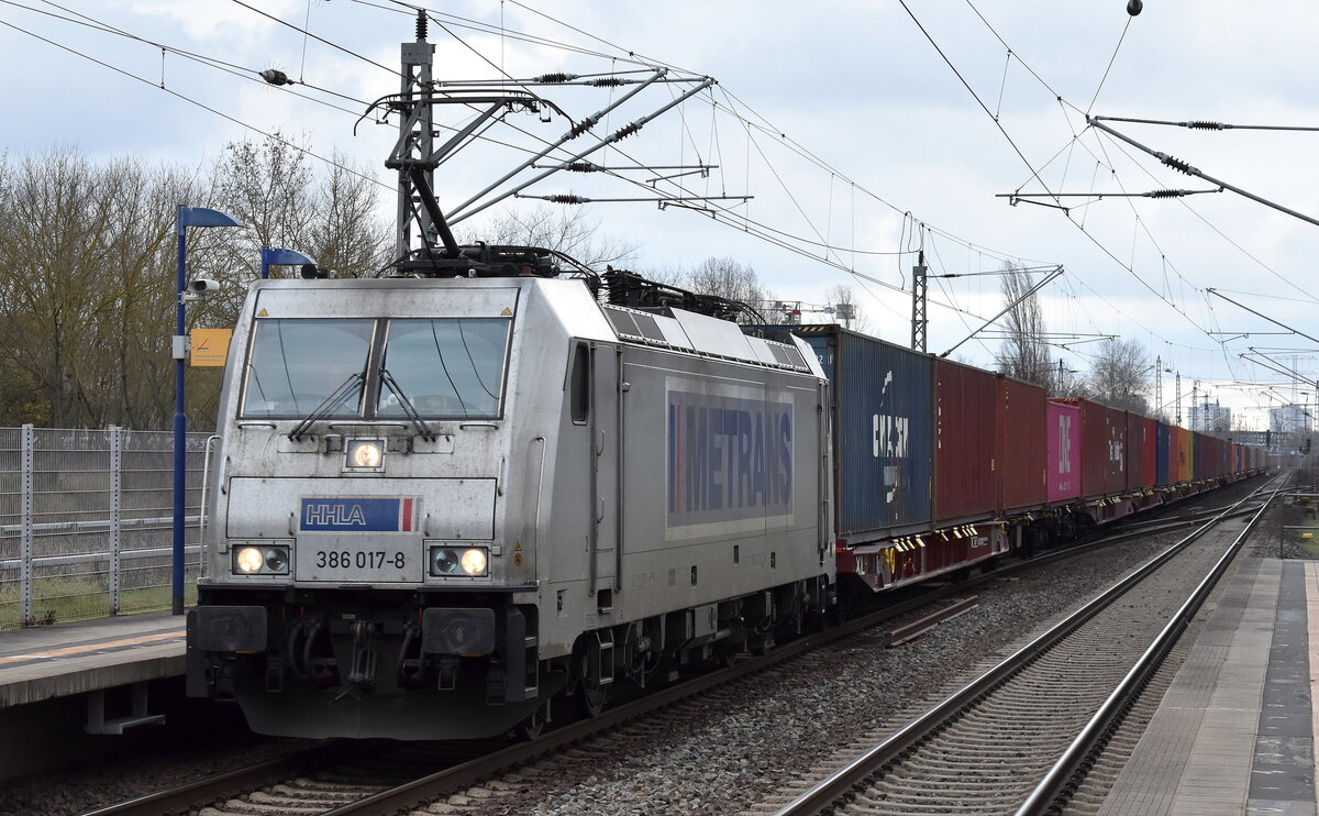 METRANS Rail s.r.o., Praha [CZ] mit  386 017-8  [NVR-Nummer: 91 54 7386 017-8 CZ-MT] und Containerzug am 27.12.22 Durchfahrt Bahnhof Berlin Hohenschönhausen.