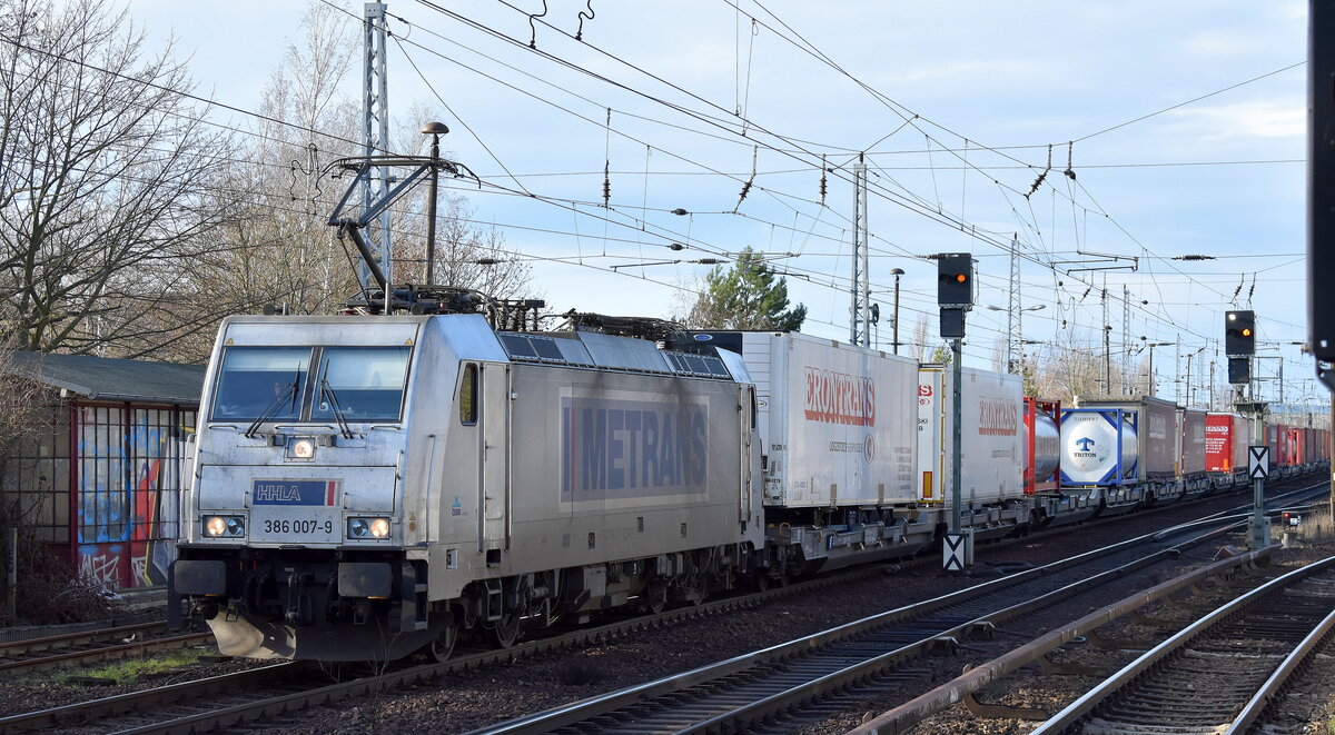 METRANS Rail s.r.o., Praha [CZ]  mit  386 007-9  [NVR-Nummer: 91 54 7386 007-9 CZ-MT] und KLV-Zug Richtung Frankfurt/Oder nach Polen am 29.12.22 Berlin Hirschgarten.