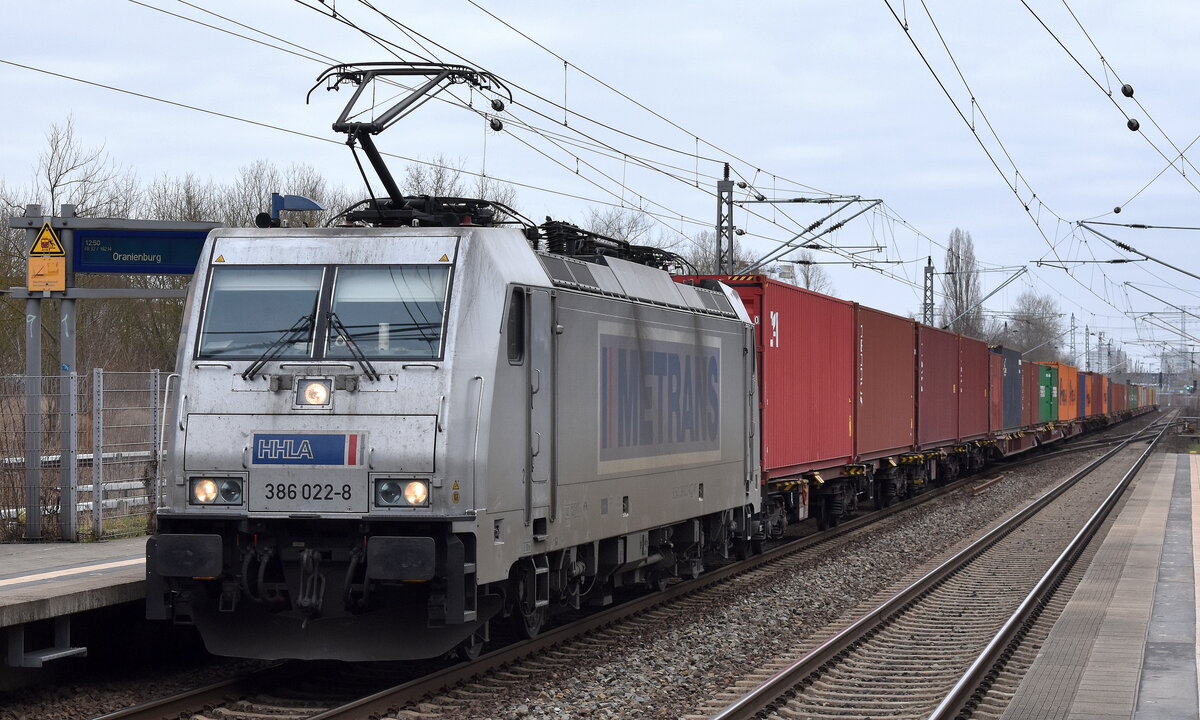 METRANS Rail s.r.o., Praha [CZ] mit ihrer  386 022-8  [NVR-Nummer: 91 54 7386 022-8 CZ-MT]
und einem Containerzug am 22.02.23 Durchfahrt Bahnhof Berlin Hohenschönhausen.