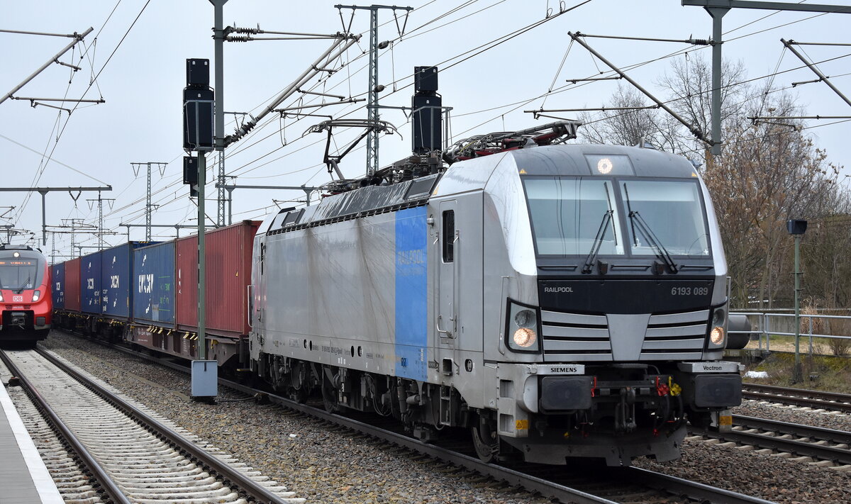 METRANS Rail s.r.o., Praha [CZ] mit der Railpool Vectron  6193 089  [NVR-Nummer: 91 80 6193 089-0 D-Rpool] und einem Containerzug am 09.03.23 Durchfahrt Bahnhof Golm.