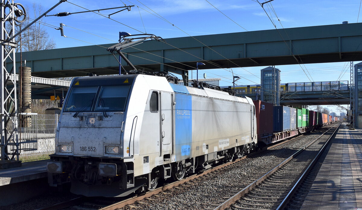 METRANS Rail s.r.o., Praha [CZ] mit der Railpool Lok  186 552  [NVR-Nummer: 91 80 6186 552-6 D-Rpool] und einem Containerzug am 16.03.23 Durchfahrt Bahnhof Berlin-Hohenschönhausen.