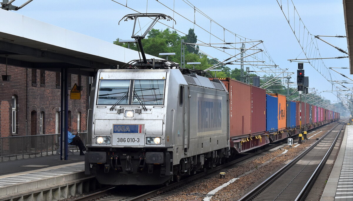 METRANS Rail s.r.o., Praha [CZ]  mit ihrer  386 010-3  [NVR-Nummer: 91 54 7386 010-3 CZ-MT] und einem  Containerzug am 20.06.23 Durchfahrt Bahnhof Jüterbog.