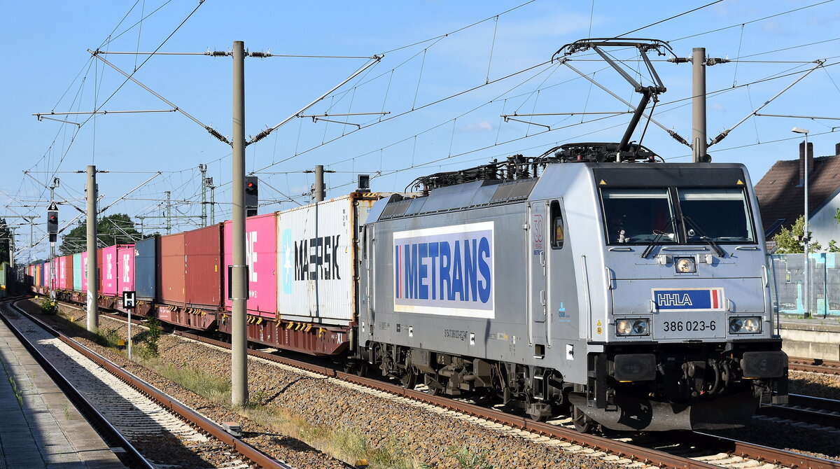 METRANS Rail s.r.o., Praha [CZ] mit ihrer  386 023-6  [NVR-Nummer: 91 54 7386 023-6 CZ-MT] und einem Containerzug am 12.07.23 Höhe Bahnhof Luckenwalde.