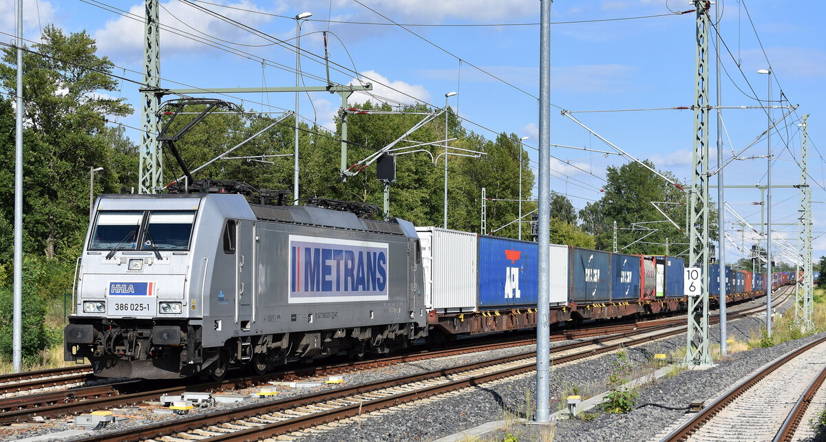 METRANS Rail s.r.o., Praha [CZ] mit ihrer  386 025-1  [NVR-Nummer: 91 54 7386 025-1 CZ-MT] und einem Containerzug am 20.07.23 Höhe Bahnhof Leipzig-Thekla.