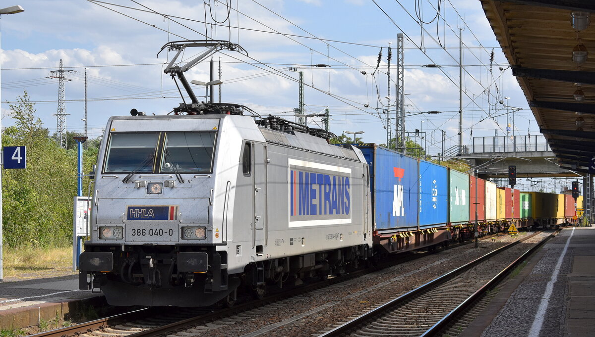METRANS Rail s.r.o., Praha [CZ] mit ihrer  386 040-0  [NVR-Nummer: 91 54 7386 040-0 CZ-MT] und einem Containerzug am 17.07.23 Durchfahrt Bahnhof Falkenberg/Elster.