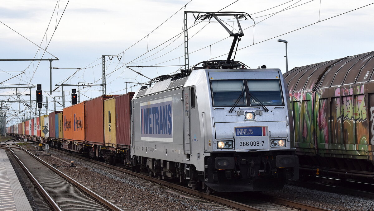 METRANS Rail s.r.o., Praha [CZ]  mit ihrer  386 008-7  [NVR-Nummer: 91 54 7386 008-7 CZ-MT] und einem Containerzug am 21.09.23 Höhe Bahnhof Rodleben.