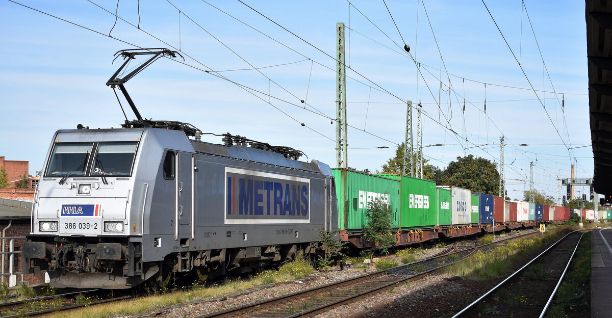 METRANS Rail s.r.o., Praha [CZ] mit ihrer  386 039-2  [NVR-Nummer: 91 54 7386 039-2 CZ-MT] und einem Containerzug am 18.10.23 Höhe Bahnhof Magdeburg Neustadt.