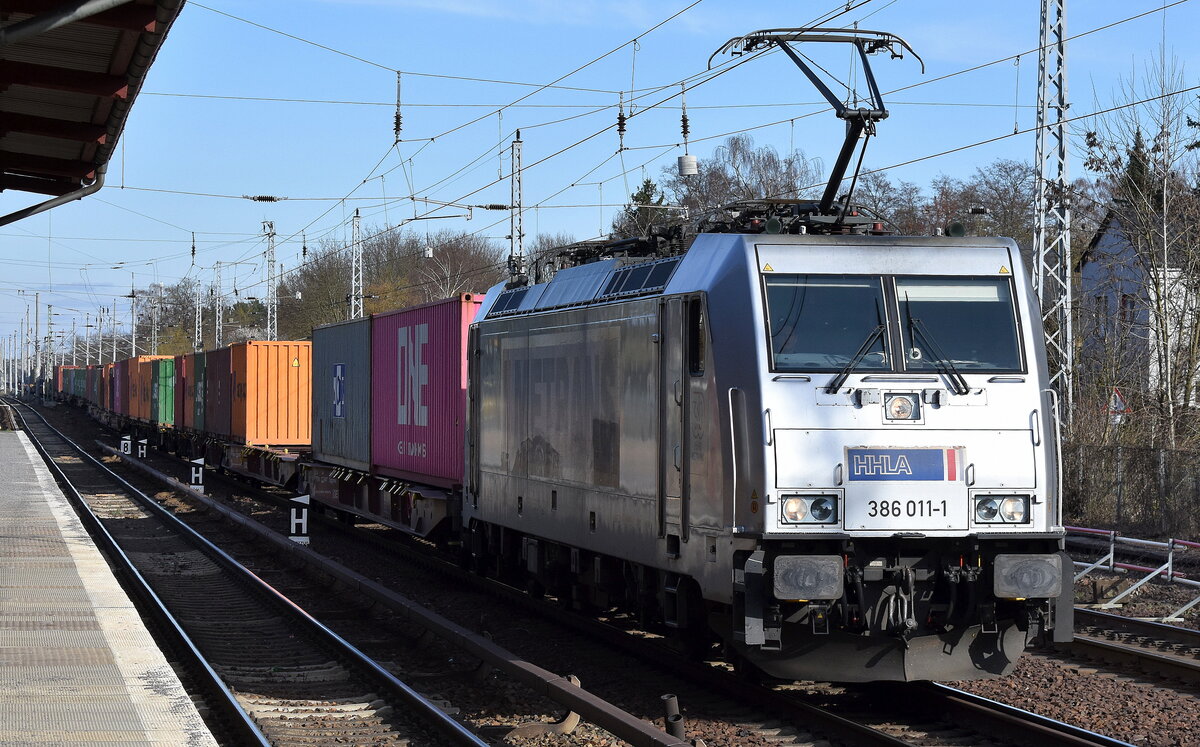 METRANS Rail s.r.o., Praha [CZ]  mit ihrer  386 011-1  [NVR-Nummer: 91 54 7386 011-1 CZ-MT] und einem Containerzug am 18.03.24 Höhe Bahnhof Berlin-Hirschgarten.