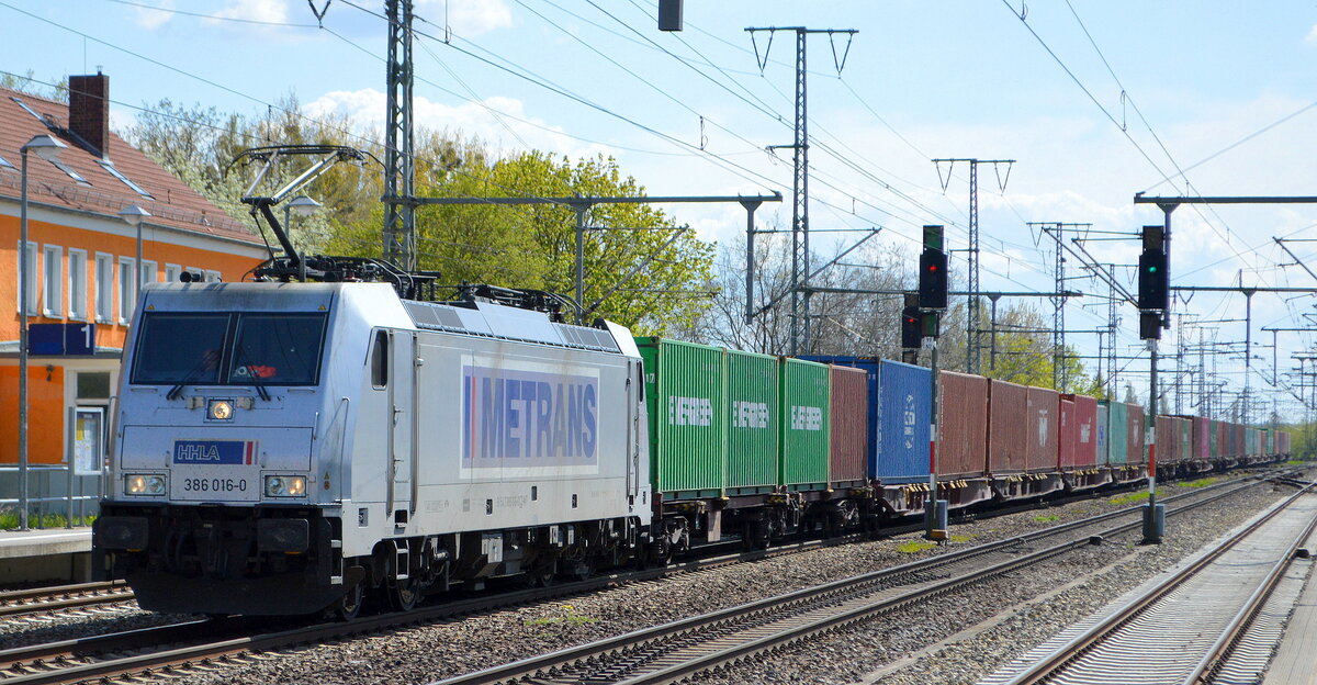 METRANS Rail s.r.o., Praha [CZ]mit  386 016-0  [NVR-Nummer: 91 54 7386 016-0 CZ-MT] und Containerzug am 26.04.22 Durchfahrt Bf. Golm.