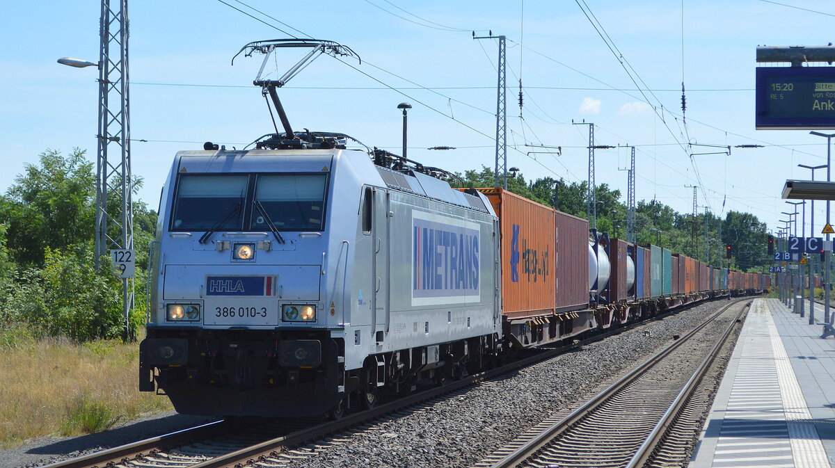 METRANS Rail s.r.o., Praha [CZ]mit   386 010-3  [NVR-Nummer: 91 54 7386 010-3 CZ-MT] und einem Containerzug am 21.06.22 Durchfahrt Bahnhof Elsterwerda.