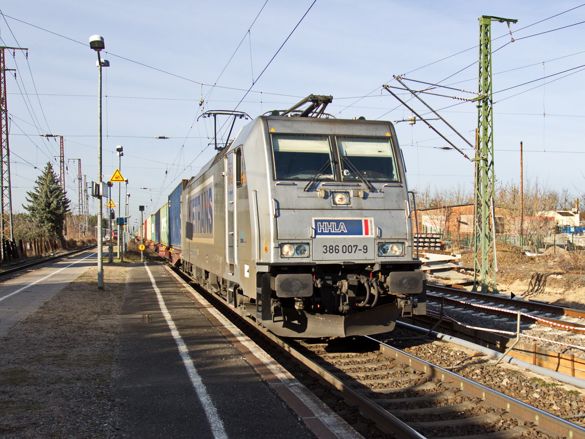 METRANS Rail s.r.o., Praha mit 386 007-9 (NVR-Nummer: 91 54 7386 007-9 CZ-MT) und Containerzug am 13. Februar 2022 bei der Durchfahrt durch den zur Zeit eingleisigen Bahnhof Wünsdorf-Waldstadt.
