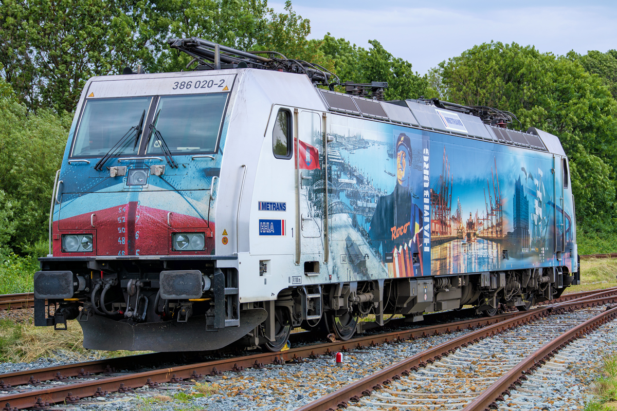 Metrans Werbelok 386 020 abgestellt und mit Hemmschuhen gesichert beim Bahnhofsfest in Putbus. - 15.06.2019
