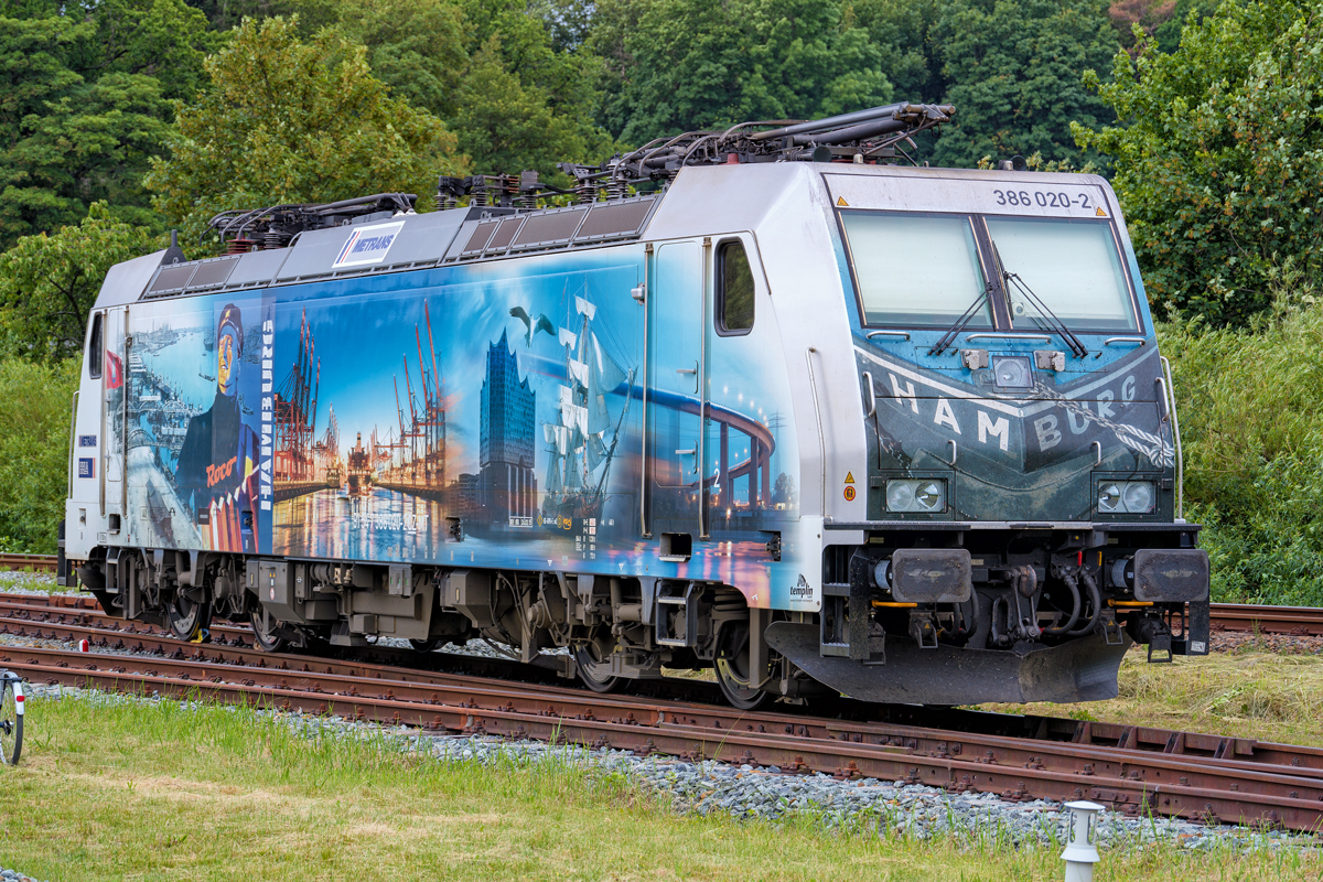 Metrans Werbelok 386 020 abgestellt und mit Hemmschuhen gesichert beim Bahnhofsfest in Putbus. - 15.06.2019