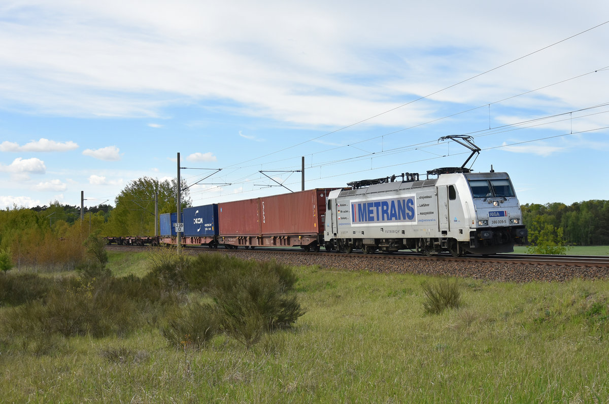 METRANS  Wir suchen Lokführer  386 009-5 mit einem Containerzug, kommend aus Richtung Haqmburg. 3km östlich von Büchen, 15.05.2019