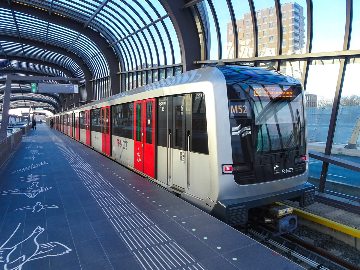 Metro Amsterdam Linie M52 nach Zuid in Noord, 12.12.2018.