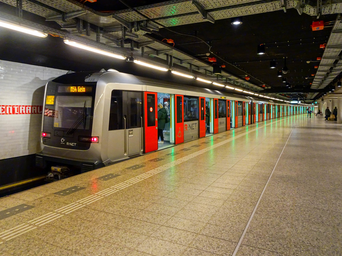 Metro Amsterdam Linie M54 nach Gein in Amsterdam Centraal, 12.12.2018.
