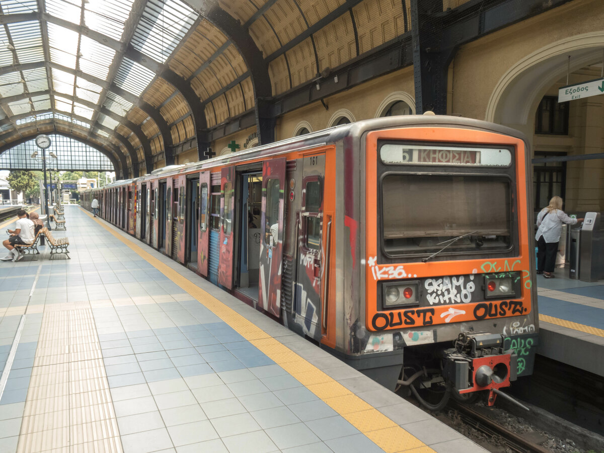 Metro Athen Zug 161 auf der Linie 1 nach Kifissia im Startbahnhof Piraeus, 27.06.21.