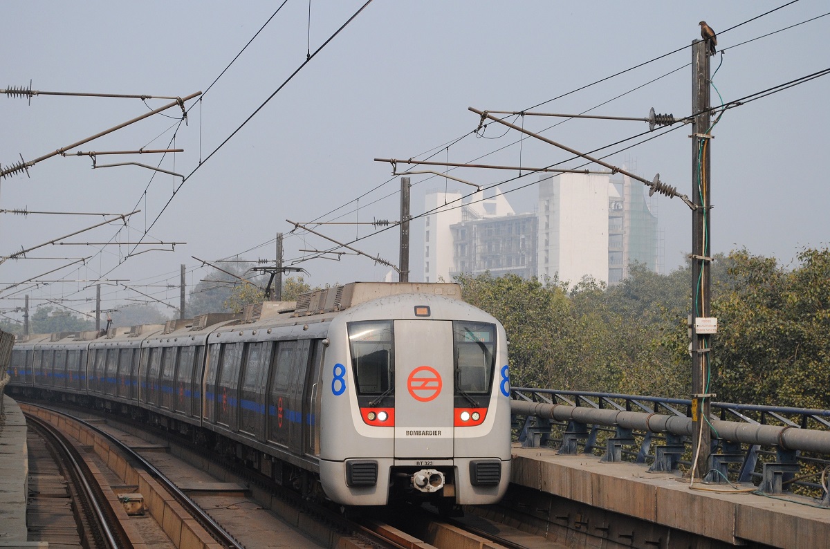 Metro Delhi - BT323 der  Blue Line  kurz vor der Einfahrt in die Haltestelle Supreme Court. (29.01.2024)