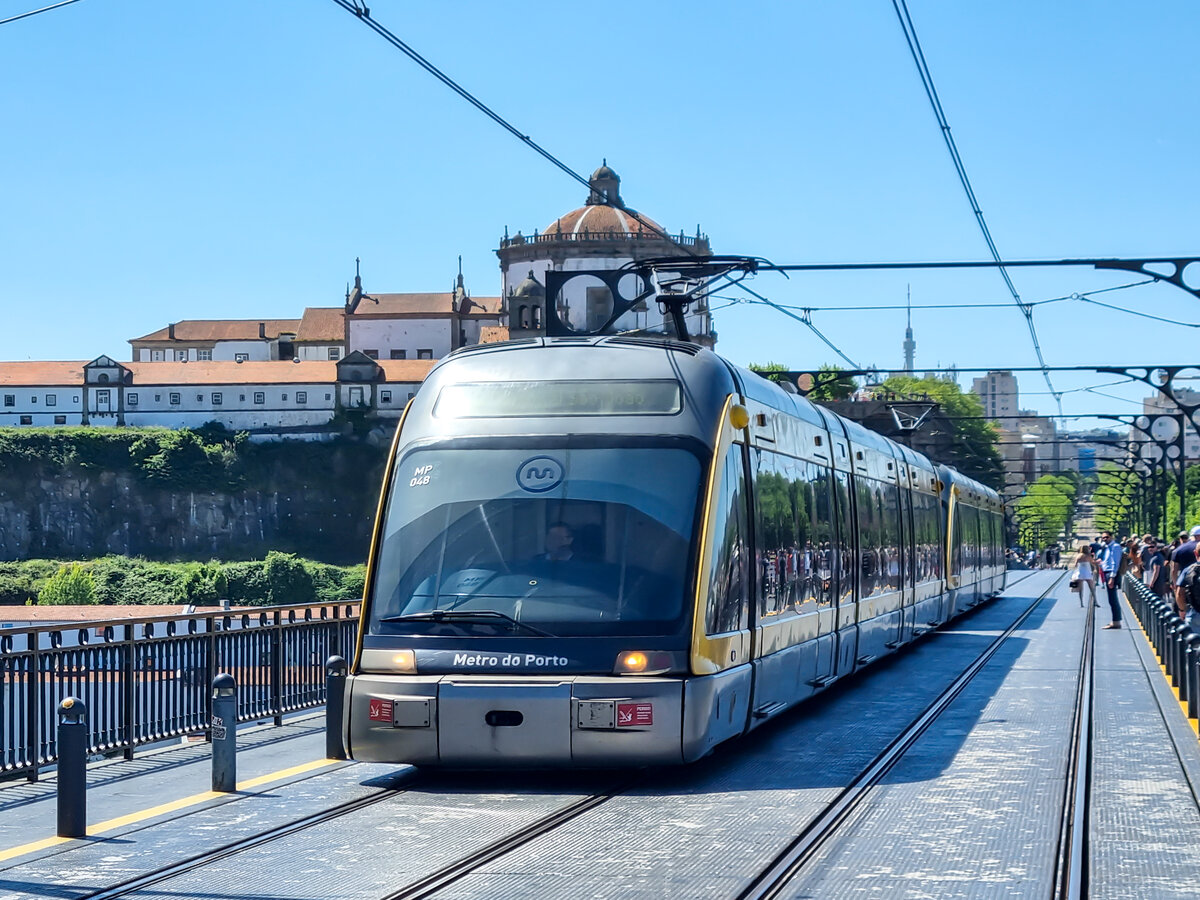 Metro do Porto Zug MP 048 überquert auf der Linie D die Ponte Dom Luis I. in Richtung Hospital Sao Joao, 23.05.2025.