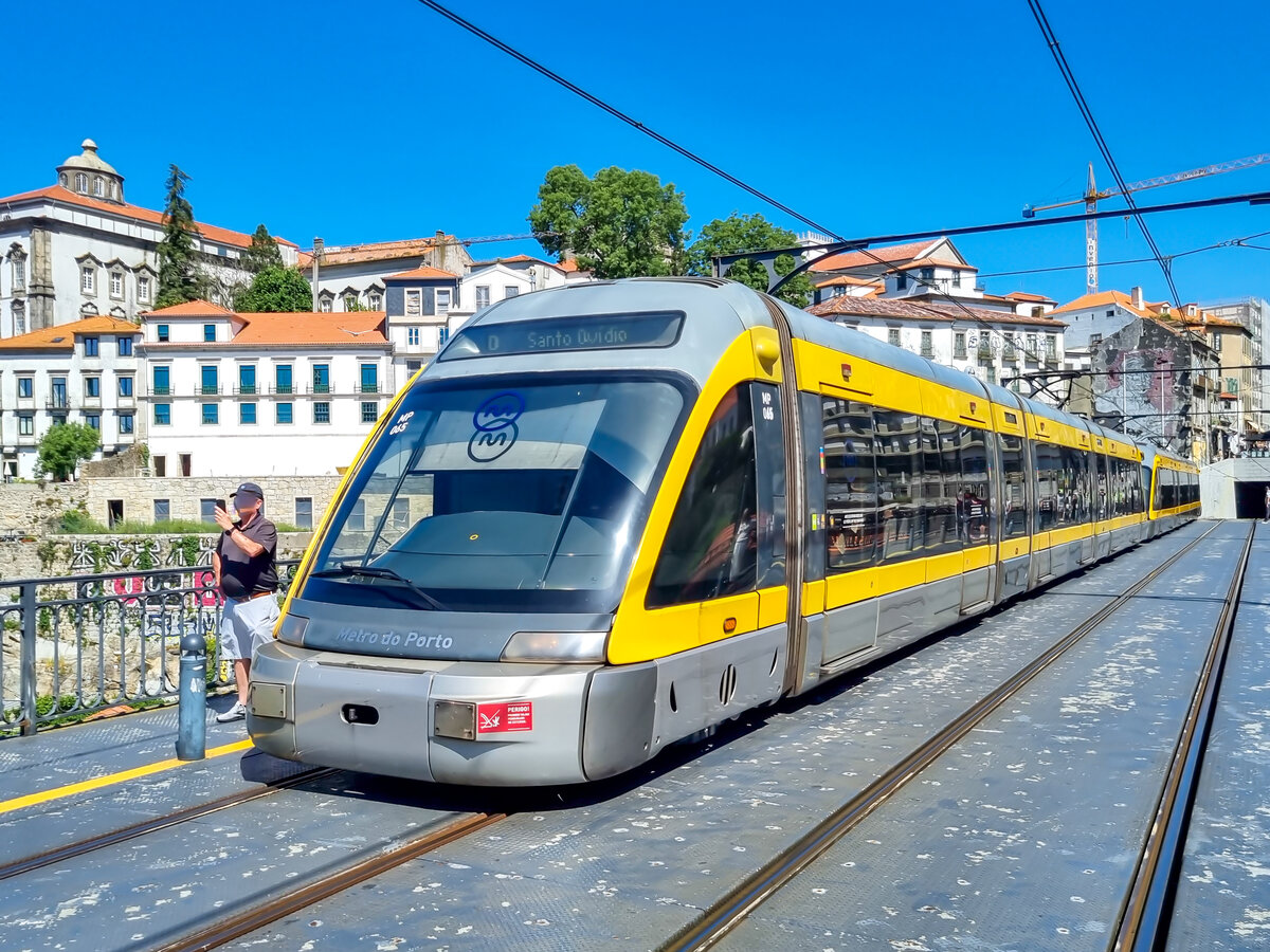 Metro do Porto Zug MP 065 überquert auf der Linie D die Ponte Dom Luis I. in Richtung Santo Ovidio, 23.05.2025.