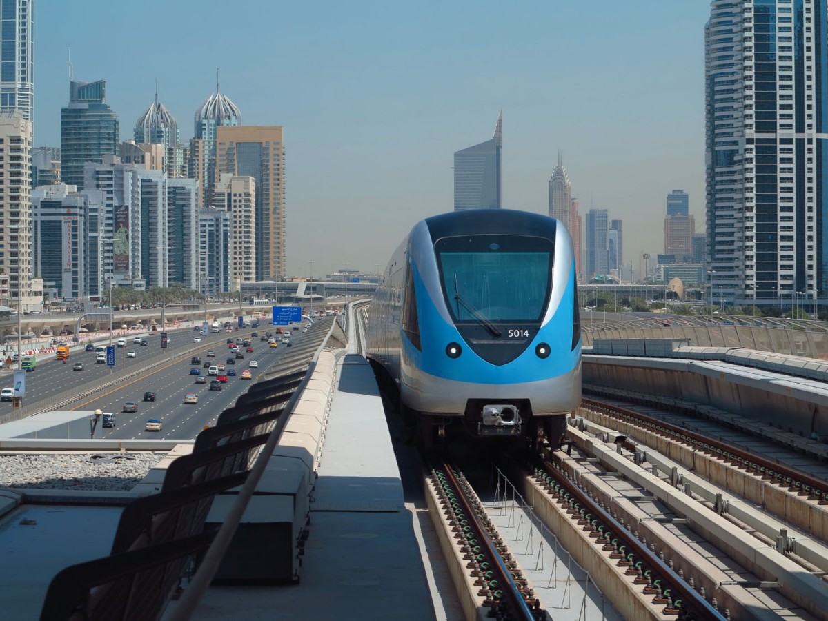 Metro Dubai, Einfahrt eines Triebzuges in die Station Jumeirah Lake Towers.14.3.2015