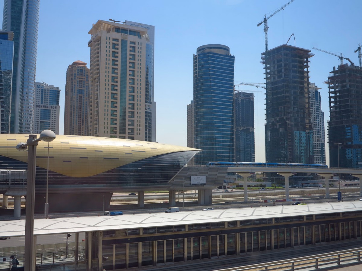 Metro Dubai, Station Jumeirah Lake Towers. Metro Dubai ist in der Stadt als U-Bahn, in den Aussenquartieren als Hochbahn gebaut.Die Triebzüge bestehen aus 5 Wagen, sind führerlos und fern-und programmgesteuert.14.3.2015