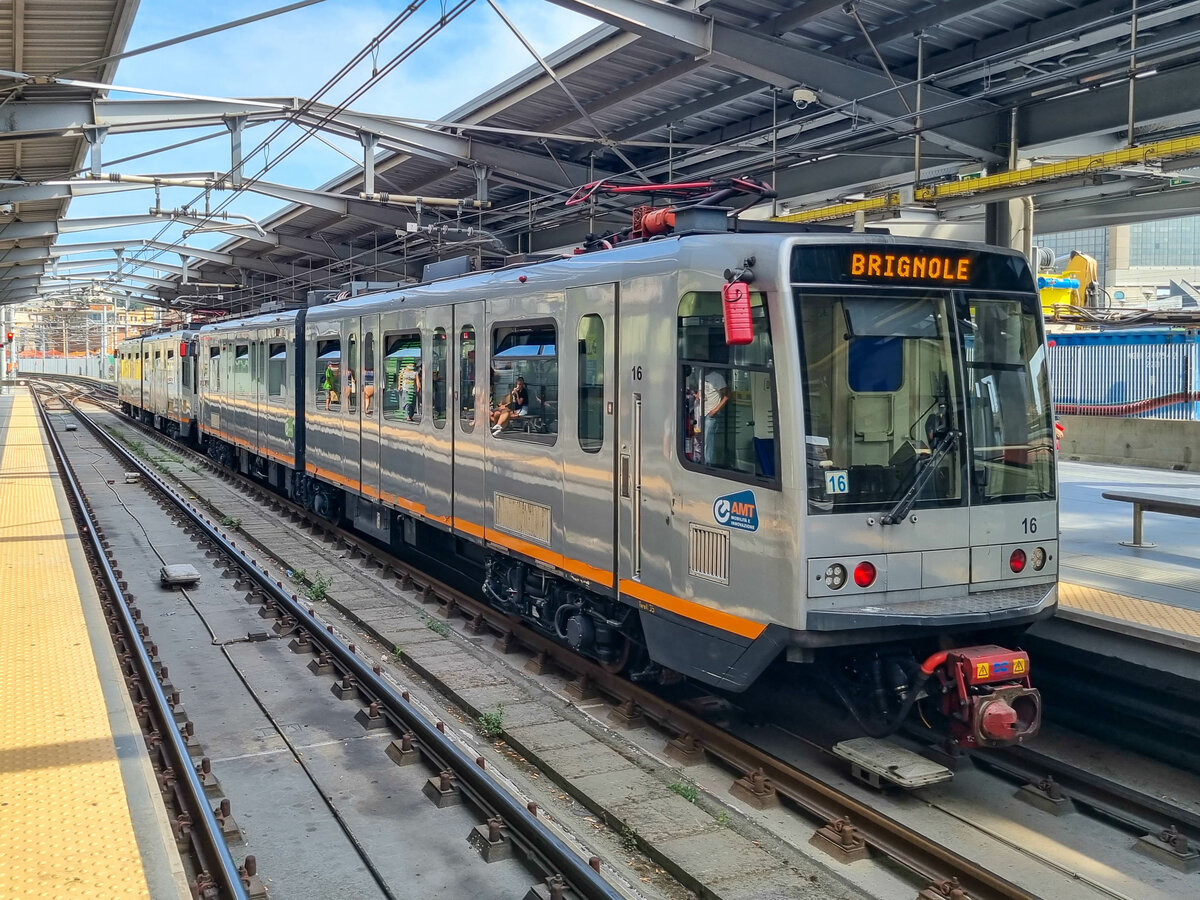 Metro Genova Zug 34 aus Brin (Certosa) in Brignole, 28.07.2022.