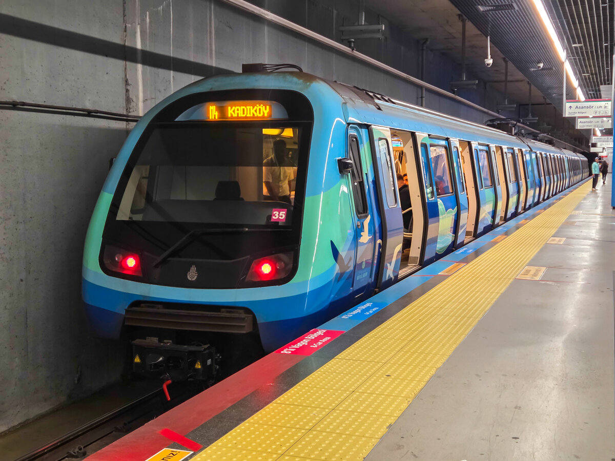 Metro Istanbul Linie M4 nach Kadik�y am Airport Sabiha G�kcen, 13.10.2026.