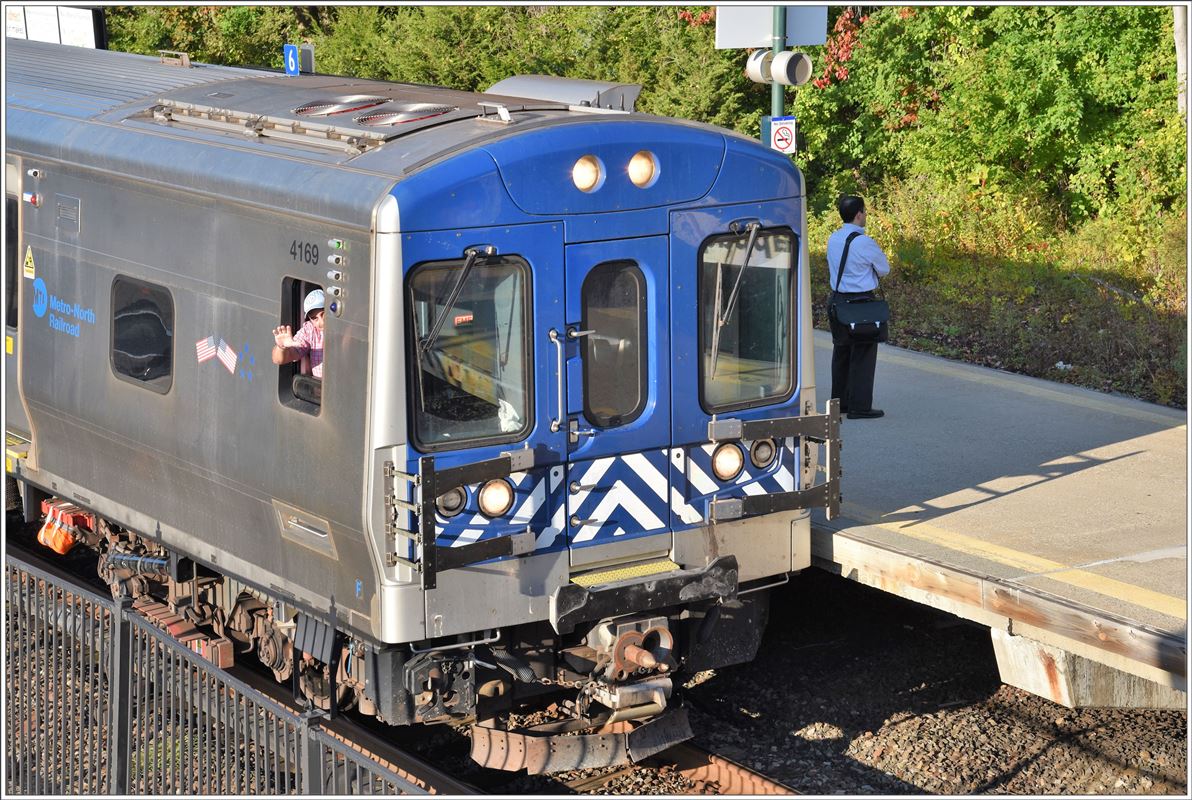 Metro North Railroad Harlem Line. Freundliches Lokpersonal begrüsst den Fotografen mit  Horn und Handshake , (05.10.2017)