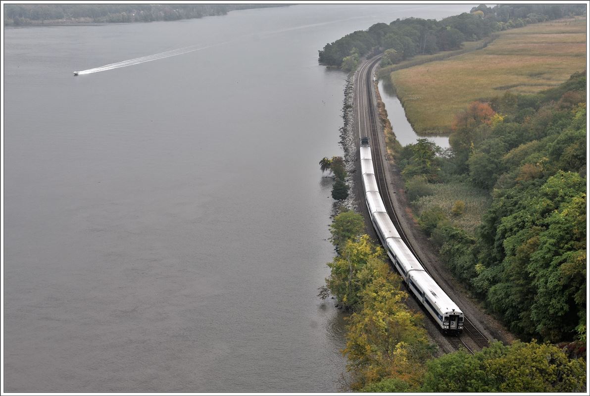 Metro North Zug der Hudson Line nach New York Grand Central Station fährt dem Hudson entlang und unterquert die Bear Mountain Hängebrücke bei Peekskill (07.10.2017)