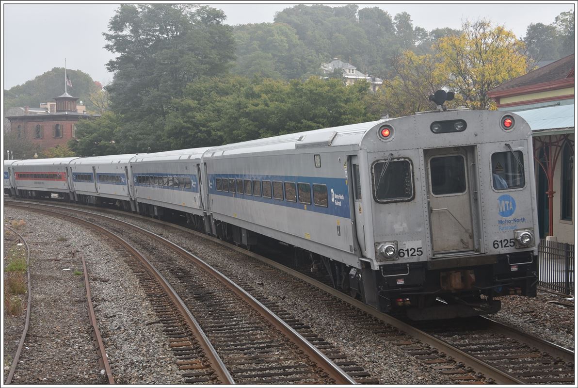 Metro North Zug der Hudson Line nach Poughkeepsie fährt aus Peekskill aus. (07.10.2017)