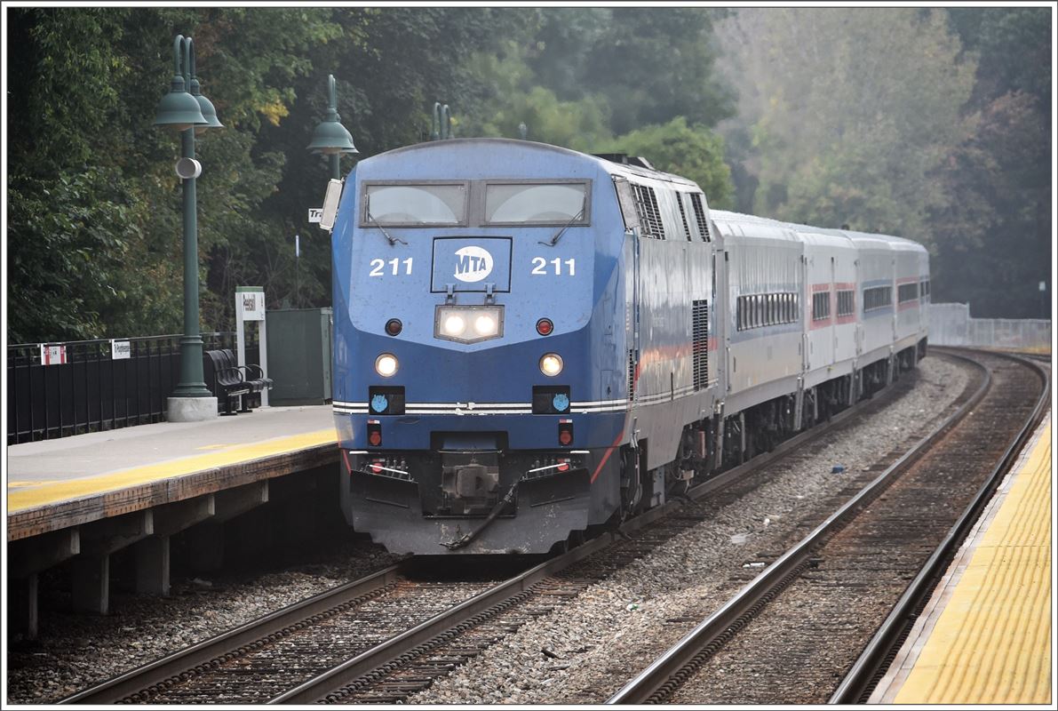 Metro North Zug der Hudson Line nach Poughkeepsie fährt in Peekskill ein. (07.10.2017)