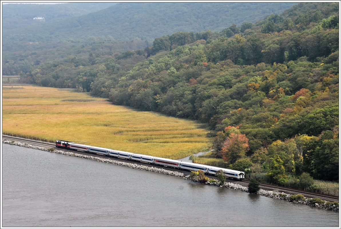 Metro North Zug von Poughkeepsie nach New York Grand Central Station mit einer New Haven Genesis ist auf der linksufrigen Hudsonline unterwegs. Aufgenommen von der Bear Mountain Bridge. (07.10.2017)