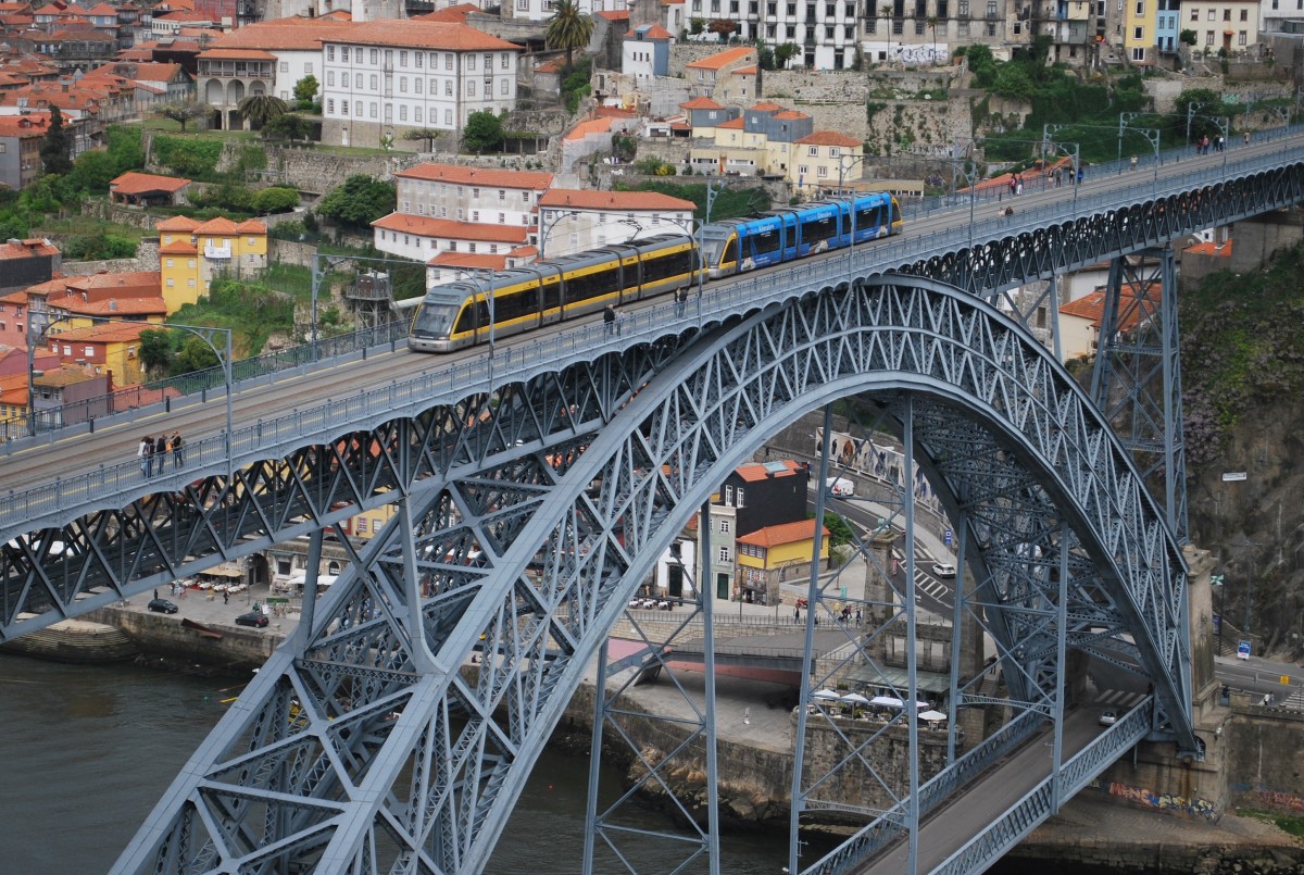 Metro von Porto fhrt ber die Brcke Luiz I. (Foto vom 8. April 2015)