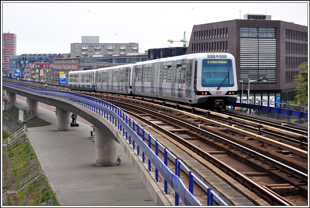 Metro Rotterdam zwischen Rhijnhaven und Maashaven. (06.04.2014)