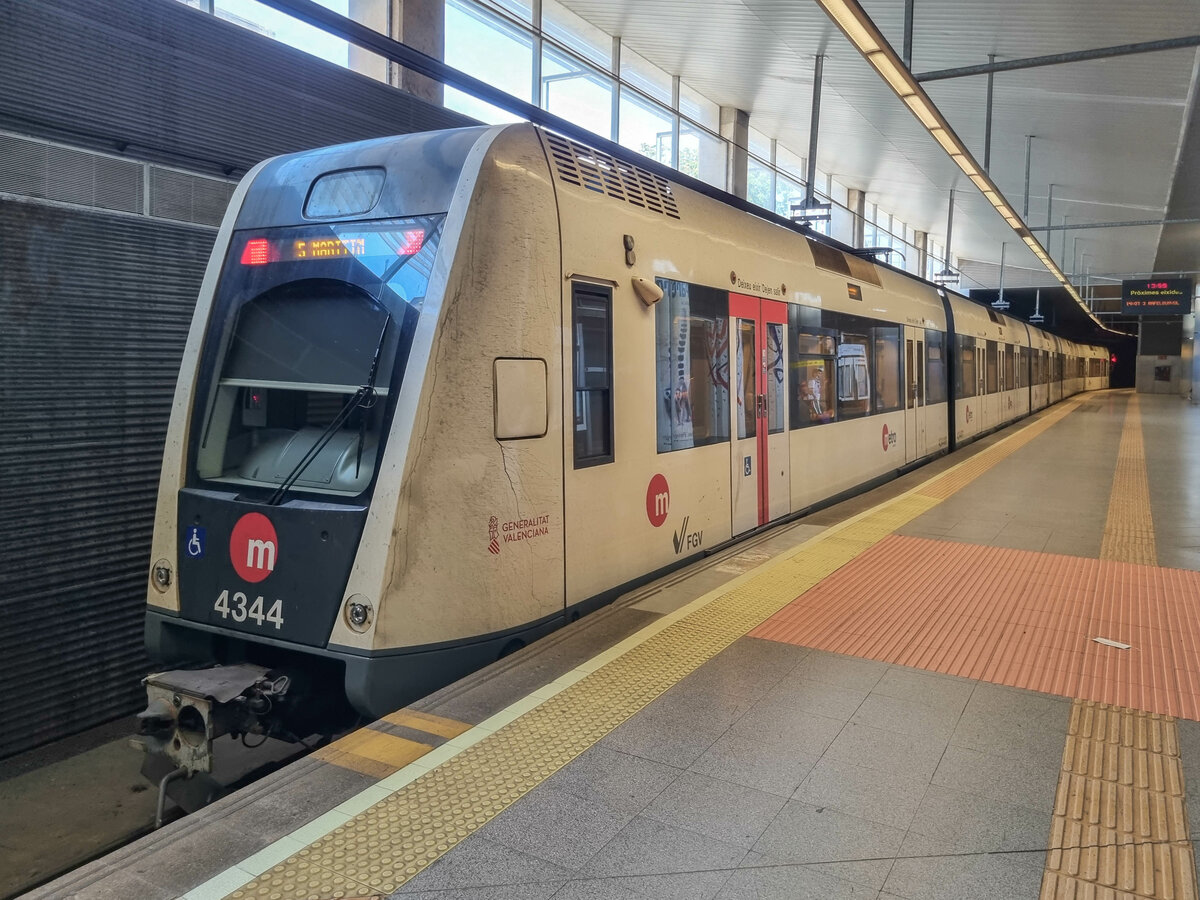 Metro Valencia Linie 5 nach Maritim-Serreria am Flughafen, 07.08.2022.