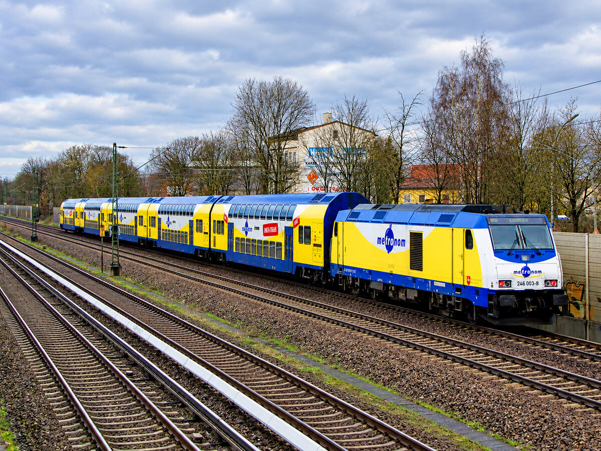 Metronom 246 003-8 mit dem ME 81517 von Hamburg Hbf nach Cuxhaven, am 20.02.2016 in Hamburg-Hausbruch.